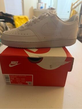 Women’s 7.5; Men’s 6 White NIKE Court Vision Sneakers